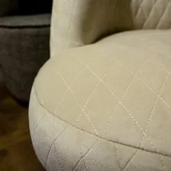 Now’s Home Fauteuils Fauteuil En Velours Matelassé écru Pieds En Métal Noir -Chaise Soldes Magasin fauteuil en velours matelasse ecru pieds en metal noir 2